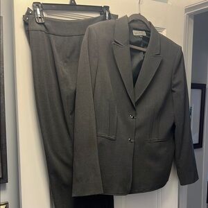 Tahari ASL Gray Suit with Structured Silhouette